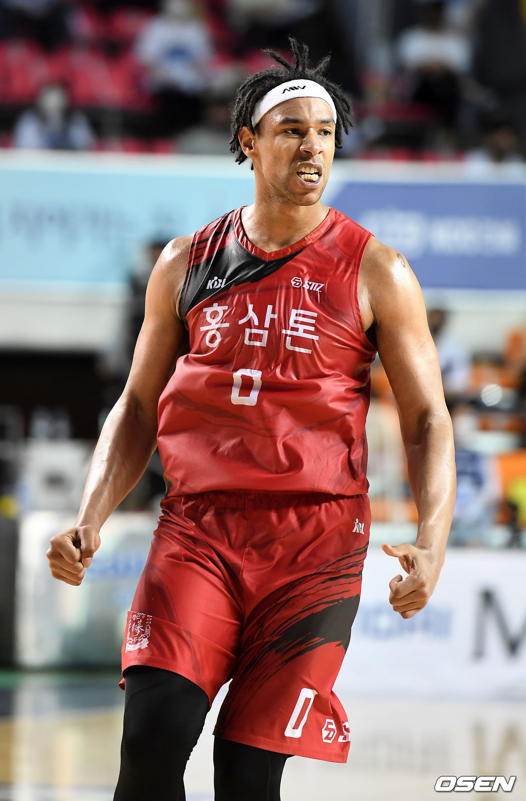 ‘2020-2021 현대모비스 프로농구’ 챔피언결정전 1차전, KGC 설린저가 득점을 올린 뒤 포효를 하고 있다. /youngrae@osen.co.kr