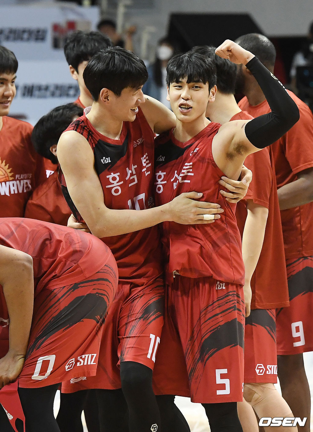 ‘2020-2021 현대모비스 프로농구’ 챔피언결정전 3차전, 경기를 마치고 KGC 변준형이 세레모니를 하고 있다. / rumi@osen.co.kr