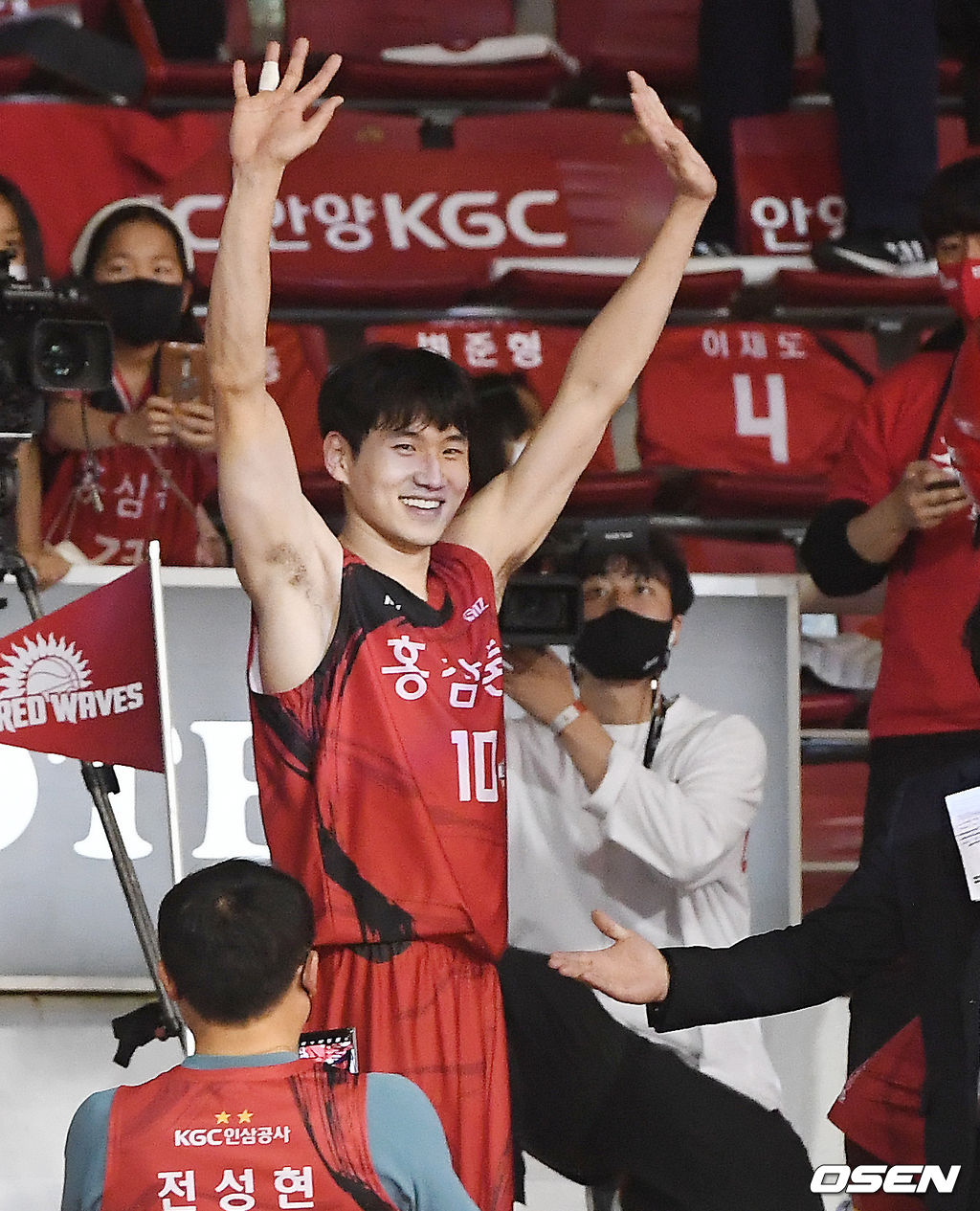 ‘2020-2021 현대모비스 프로농구’ 챔피언결정전 3차전, 승리를 거둔 KGC 문성곤이 관중석에 올라가 팬들에게 인사를 하고 있다./ rumi@osen.co.kr