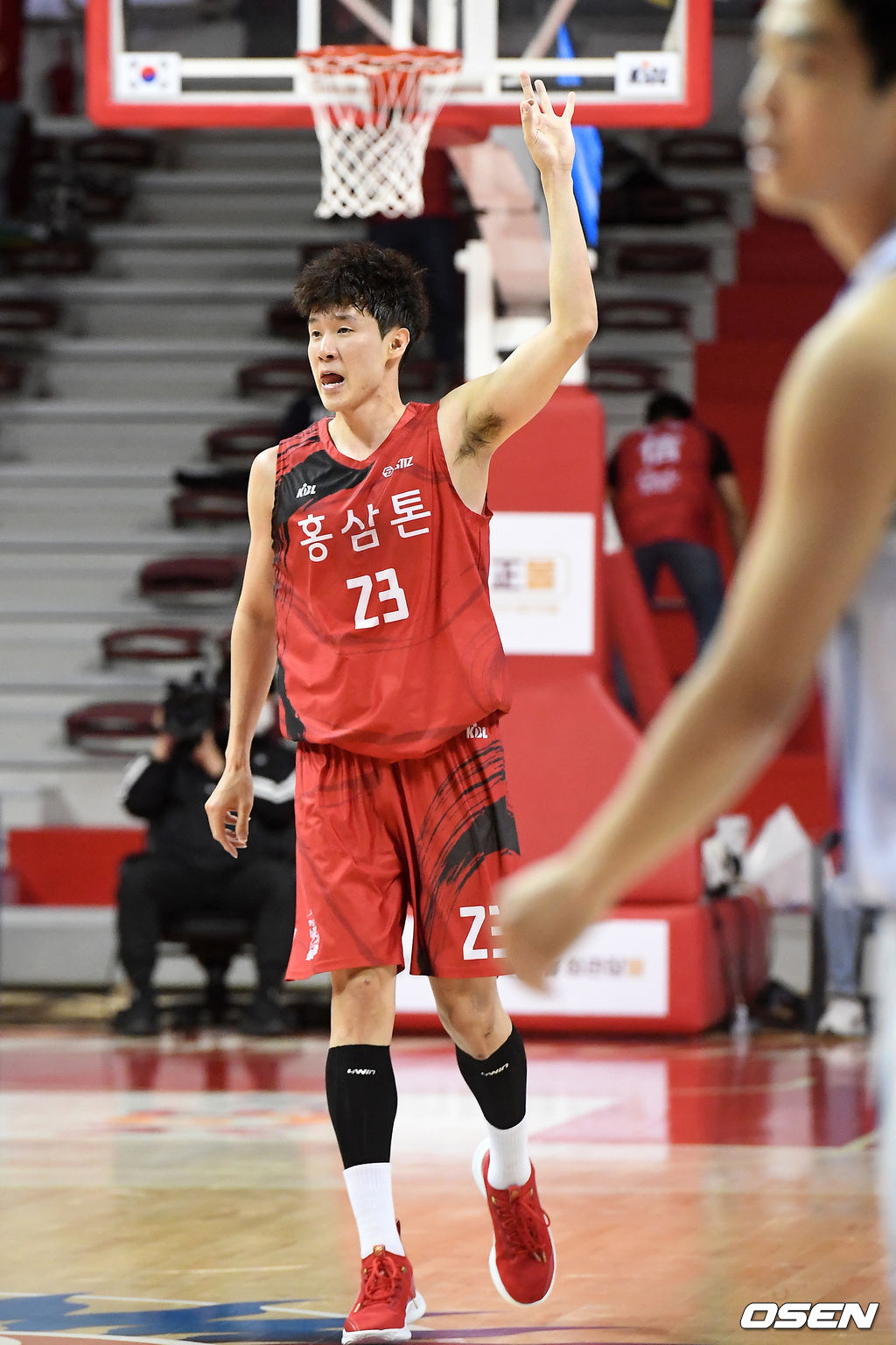 ‘2020-2021 현대모비스 프로농구’ 챔피언결정전 3차전, KGC 전성현이 3점슛에 성공한 후 기뻐하고 있다./ rumi@osen.co.kr