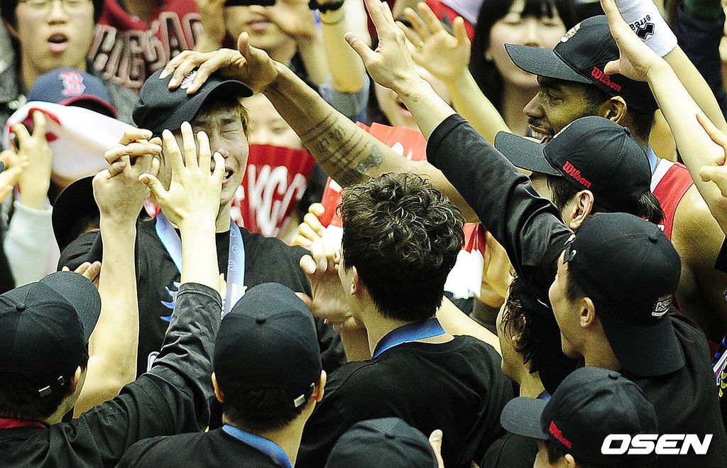 '2011-2012 KB국민카드 프로농구' 챔피언결정전 MVP로 선정된 오세근이 동료선수들의 축하를 받고 있다./ jpnews@osen.co.kr