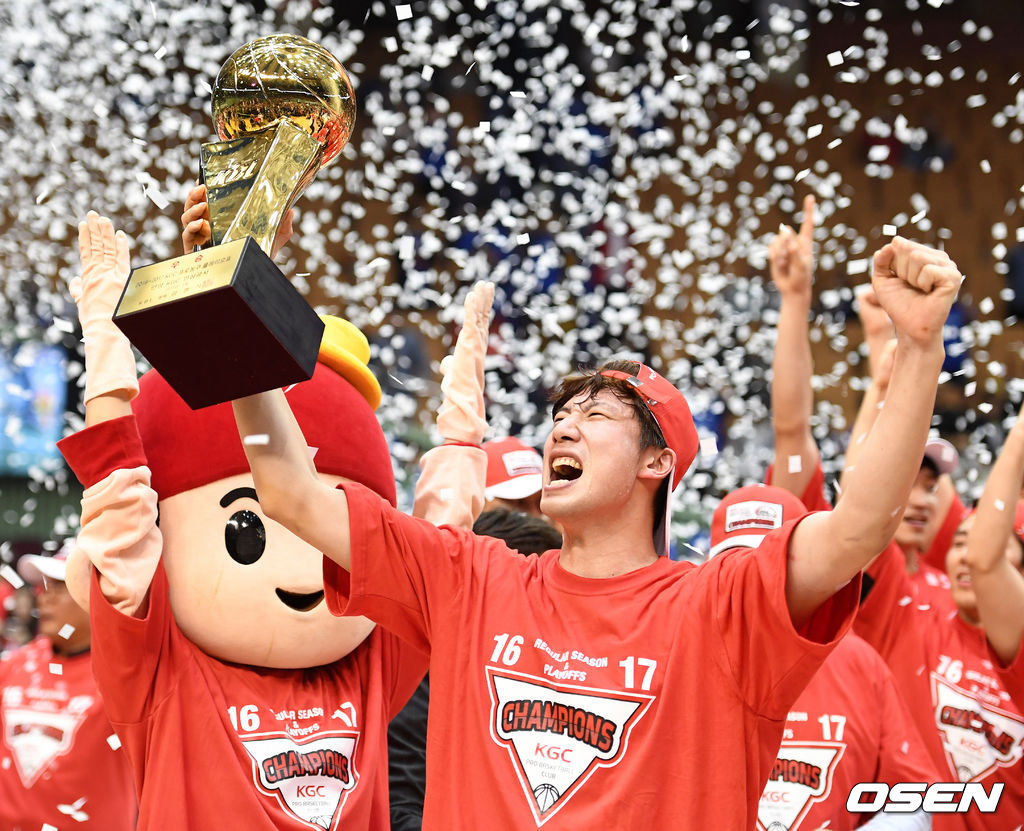 2016-17 KCC 프로농구 챔피언결정전, KGC 양희종이 우승 트로피를 건네 받고 기뻐하고 있다. /jpnews@osen.co.kr