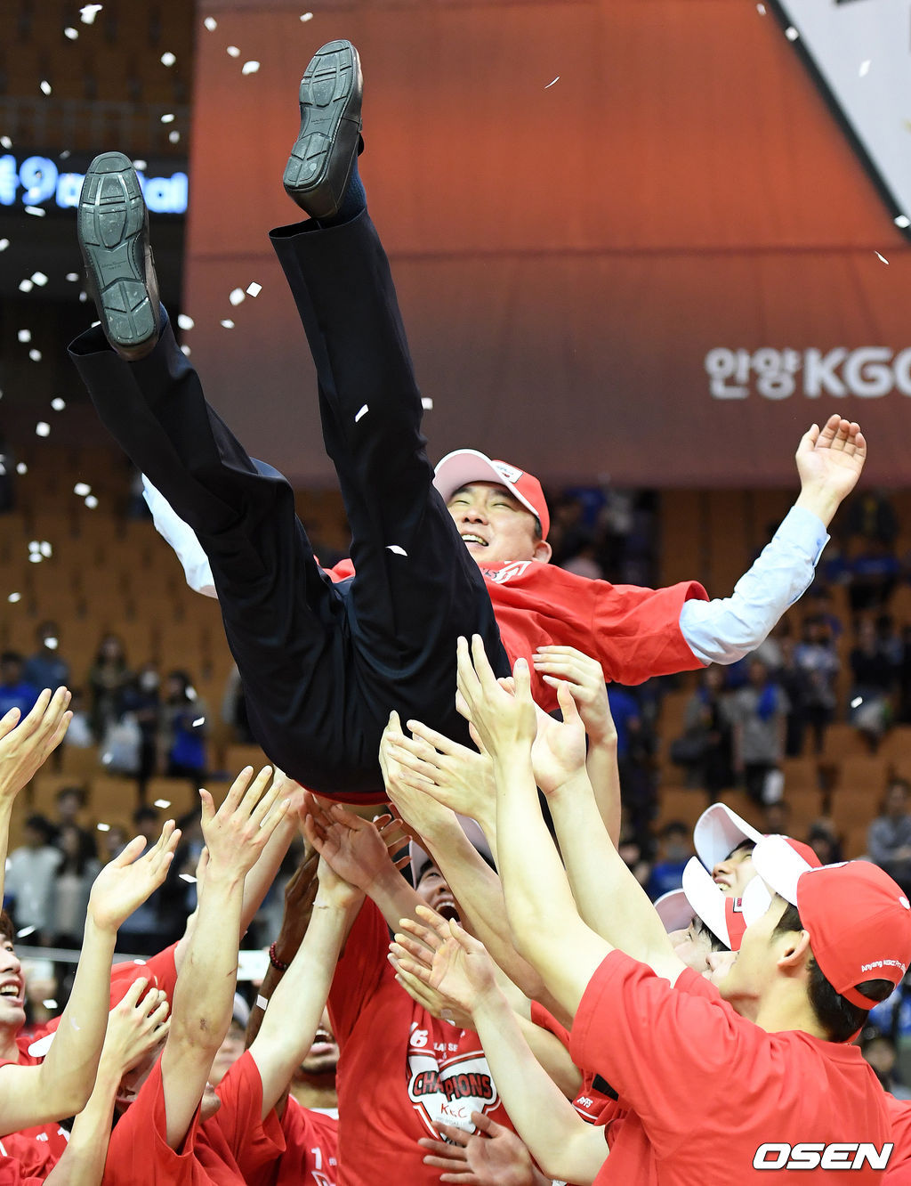 2016-17 KCC 프로농구 챔피언결정전, KGC 김승기 감독이 헹가래를 받으며 기뻐하고 있다. /jpnews@osen.co.kr