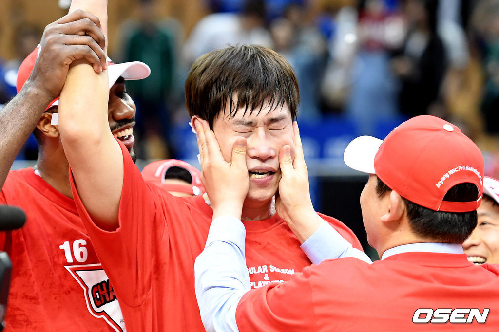 2016-17 KCC 프로농구 챔피언결정전, KGC 김승기 감독이 MVP로 선정된 오세근을 축하해주고 있다. /jpnews@osen.co.kr