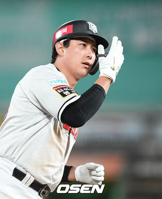 8회말 2사 2루 KT 황재균이 2점 홈런을 날리고 베이스를 돌고 있다. / soul1014@osen.co.kr