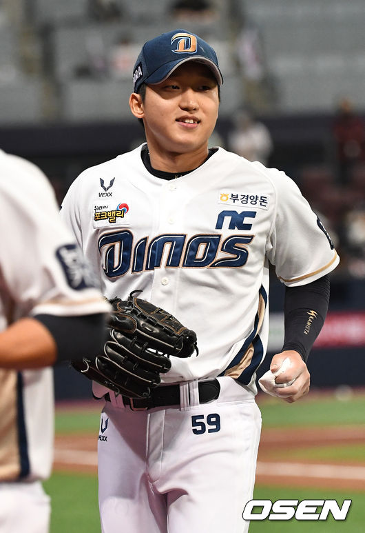 18일 오후 서울 고척스카이돔에서 ‘2020 신한은행 SOL KBO리그’ 포스트시즌 한국시리즈 2차전 NC 다이노스와 두산 베어스의 경기가 열렸다.1회초 2사 1, 2루 상황 두산 박세혁을 내야 땅볼로 이끌며 실점없이 이닝을 막아낸 NC 선발 구창모가 더그아웃으로 향하며 미소짓고 있다. / dreamer@osen.co.kr