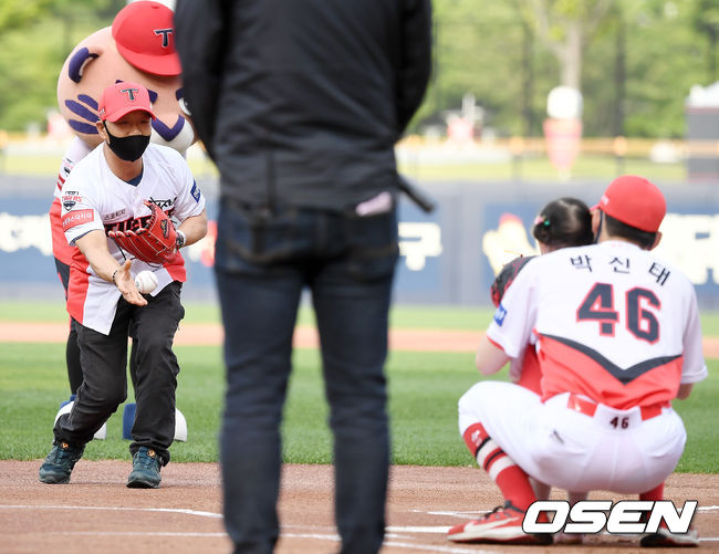8일 광주-기아 챔피언스필드에서 ‘2021 신한은행 SOL KBO 리그’ KIA 타이거즈와 두산 베어스의 경기가 열렸다.어버이날 기념 시구에 KIA 박진태의 아버지 박금기씨가 시구를 딸 박수영 시타를 박진태가 시포를 하고 있다. /youngrae@osen.co.kr