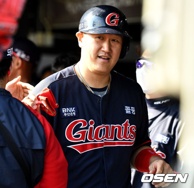 7회초 2사 1, 2루 상황 롯데 한동희의 달아나는 1타점 적시타 때 홈을 밟은 롯데 이대호가 더그아웃 동료들과 인사를 나누고 있다. / dreamer@osen.co.kr