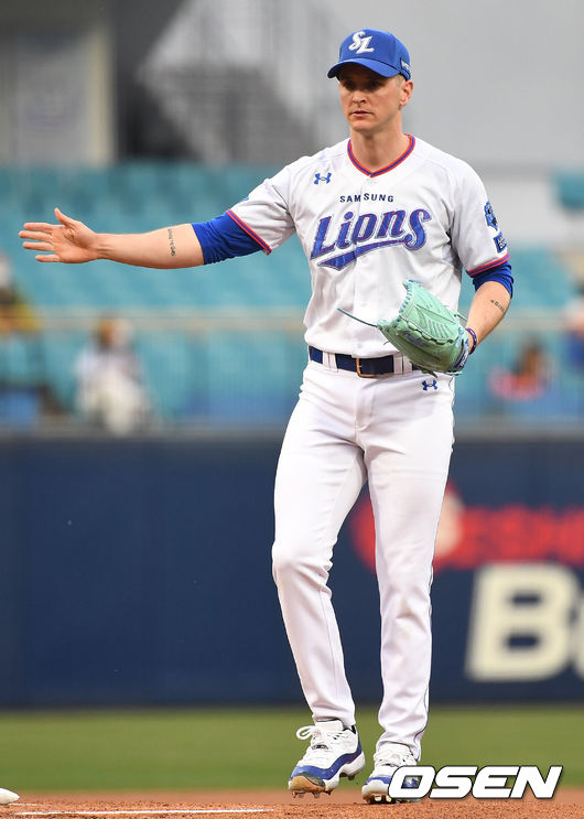 21일 오후 대구 삼성라이온즈파크에서 ‘2021 신한은행 SOL KBO리그’ 삼성 라이온즈와 SSG 랜더스의 경기가 열렸다.1회초 마운드에 오른 삼성 선발 뷰캐넌이 포수에게 사인을 보내고 있다. / dreamer@osen.co.kr