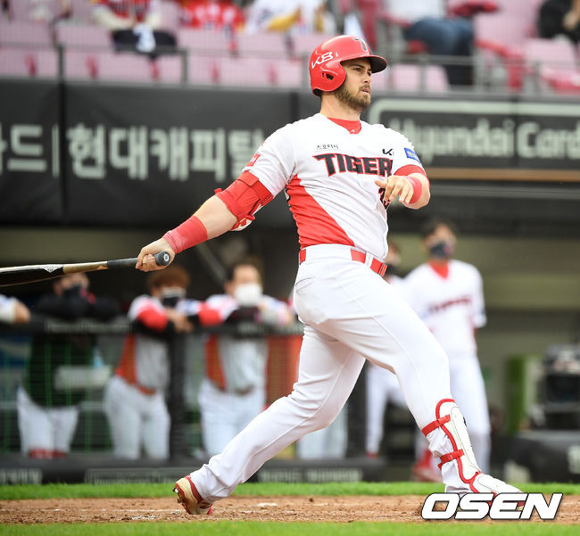 8일 광주-기아 챔피언스필드에서 ‘2021 신한은행 SOL KBO 리그’ KIA 타이거즈와 두산 베어스의 경기가 열렸다. 3회말 무사 1,2루 KIA 터커가 역전 스리런 홈런을 때려내고 있다. /youngrae@osen.co.kr