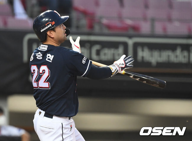 8일 광주-기아 챔피언스필드에서 ‘2021 신한은행 SOL KBO 리그’ KIA 타이거즈와 두산 베어스의 경기가 열렸다. 7회초 1사 1,2루 두산 장승현이 스리런 홈런을 때려내고 있다. /youngrae@osen.co.kr