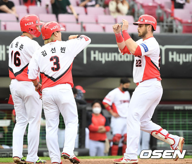 8일 광주-기아 챔피언스필드에서 ‘2021 신한은행 SOL KBO 리그’ KIA 타이거즈와 두산 베어스의 경기가 열렸다. 3회말 무사 1,2루 KIA 터커가 역전 스리런 홈런을 때린 뒤 최원준, 김선빈에게 축하를 받고 있다. /youngrae@osen.co.kr