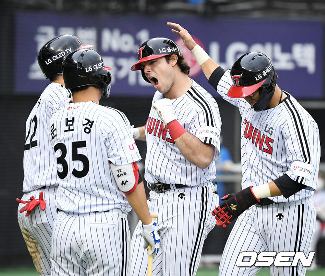 5회말 2사 1,3루에서 LG 라모스가 스리런 홈런을 날리고 동료선수들과 기뻐하고 있다.  /jpnews@osen.co.kr
