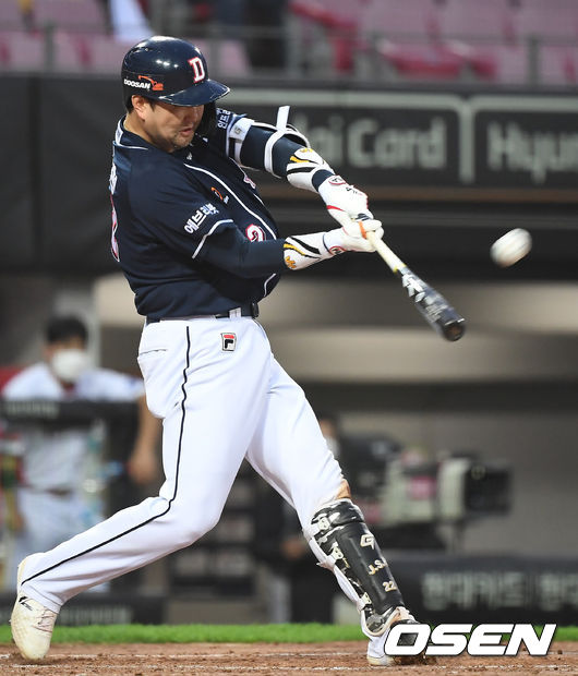 8일 광주-기아 챔피언스필드에서 ‘2021 신한은행 SOL KBO 리그’ KIA 타이거즈와 두산 베어스의 경기가 열렸다. 7회초 1사 1,2루 두산 장승현이 스리런 홈런을 때려내고 있다. /youngrae@osen.co.kr
