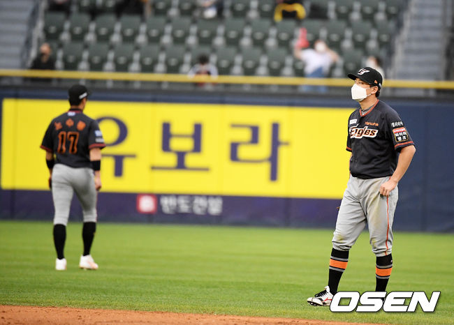 5회말 2사 만루에서 한화 정은원이 LG 채은성의 타구가 2루 베이스를 맞고 행운의 적시타로 연결되자 아쉬워하고 있다.  /jpnews@osen.co.kr