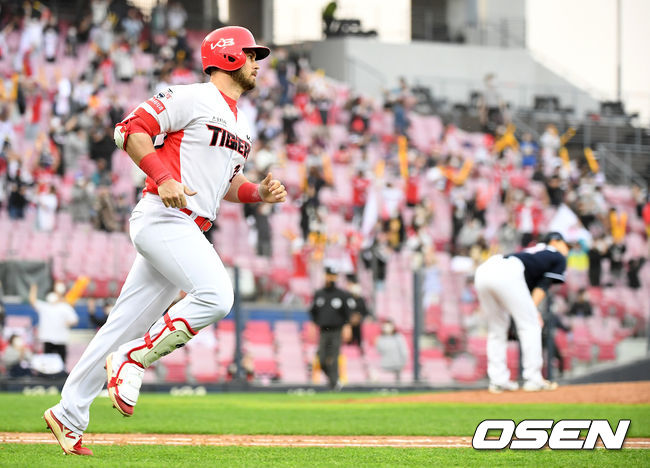 8일 광주-기아 챔피언스필드에서 ‘2021 신한은행 SOL KBO 리그’ KIA 타이거즈와 두산 베어스의 경기가 열렸다. 5회말 1사 KIA 터커가 동점 솔로 홈런을 때려내고 있다. /youngrae@osen.co.kr