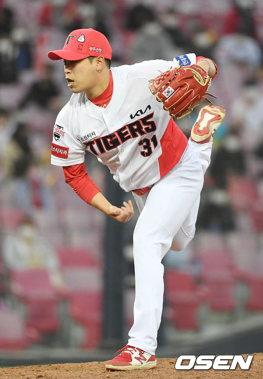 8일 광주-기아 챔피언스필드에서 ‘2021 신한은행 SOL KBO 리그’ KIA 타이거즈와 두산 베어스의 경기가 열렸다. 7회초 KIA 박준표가 역투하고 있다. /youngrae@osen.co.kr