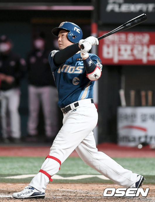 8일 오후 경기도 수원시 수원kt위즈파크에서 ‘2021 신한은행 SOL KBO 리그’ KT 위즈와 NC 다이노스의 경기가 열렸다.9회초 1사 NC 양의지가 달아나는 솔로 홈런을 날리고 있다./ksl0919@osen.co.kr