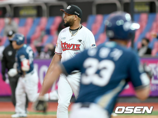 8일 오후 경기도 수원시 수원kt위즈파크에서 ‘2021 신한은행 SOL KBO 리그’ KT 위즈와 NC 다이노스의 경기가 열렸다.3회초 1사 1, 3루 KT 선발 데스파이네가 NC 양의지에게 1타점 적시 2루타를 허용한 뒤 아쉬워하고 있다./ksl0919@osen.co.kr