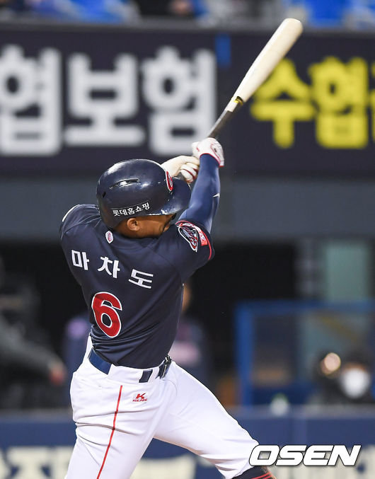 29일 오후 서울 잠실야구장에서 ‘2021 신한은행 SOL KBO리그’ LG 트윈스와 롯데 자이언츠의 경기가 열렸다.7회초 1사 2루 롯데 마차도가 1타점 적시타를 날리고 있다. / soul1014@osen.co.kr