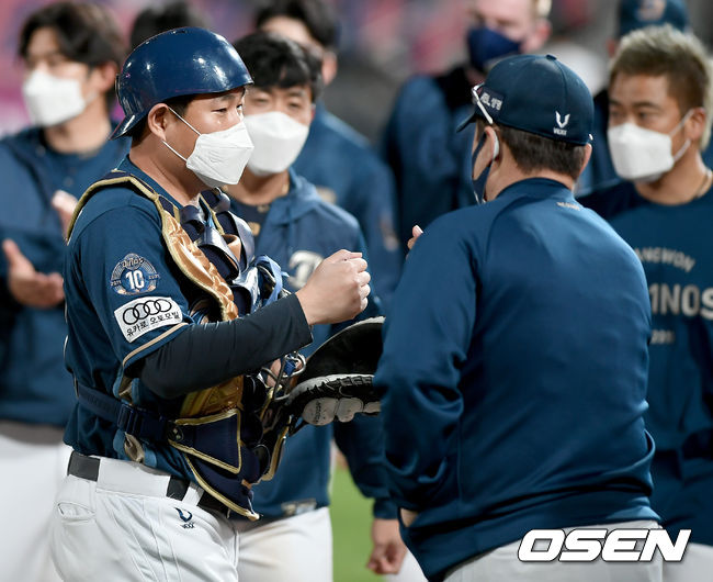 NC가 9회 양의지의 극적인 결승홈런을 앞세워 승리를 따냈다.NC 다이노스는 8일 수원KT위즈파크에서 열린 2021 신한은행 SOL KBO리그 KT 위즈와의 시즌 4차전에서 5-4로 승리했다.승리가 확정된 순간 NC 양의지와 이동욱 감독이 기쁨을 나누고 있다./ksl0919@osen.co.kr