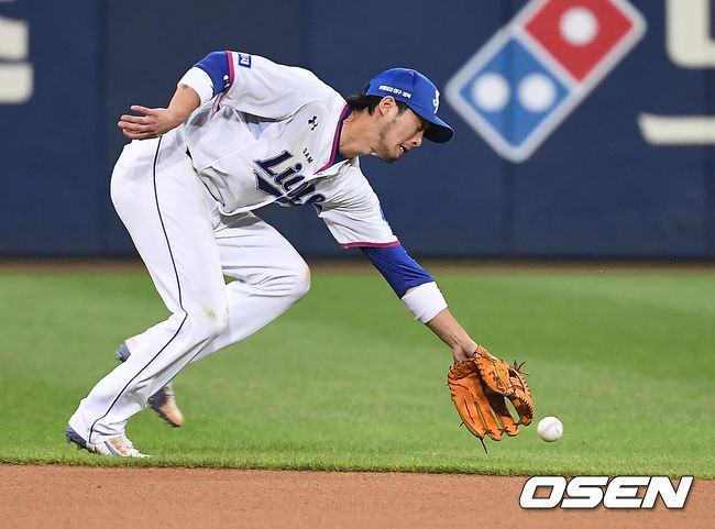 1일 오후 대구 삼성라이온즈파크에서 '2020 신한은행 SOL KBO리그' 삼성 라이온즈와 키움 히어로즈의 경기가 열렸다.6회초 1사 삼성 이학주가 키움 허정협의 타구를 놓치고 있다. /youngrae@osen.co.kr