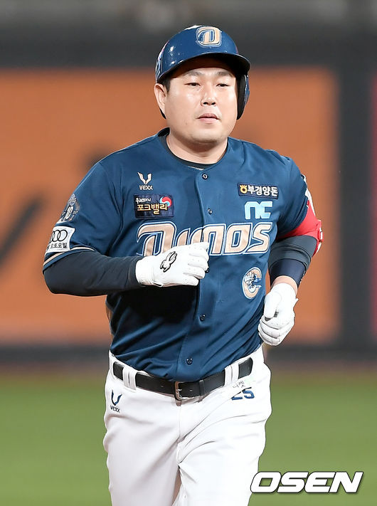8일 오후 경기도 수원시 수원kt위즈파크에서 ‘2021 신한은행 SOL KBO 리그’ KT 위즈와 NC 다이노스의 경기가 열렸다.9회초 1사 NC 양의지가 달아나는 솔로 홈런을 날린 뒤 그라운드를 돌고있다./ksl0919@osen.co.kr