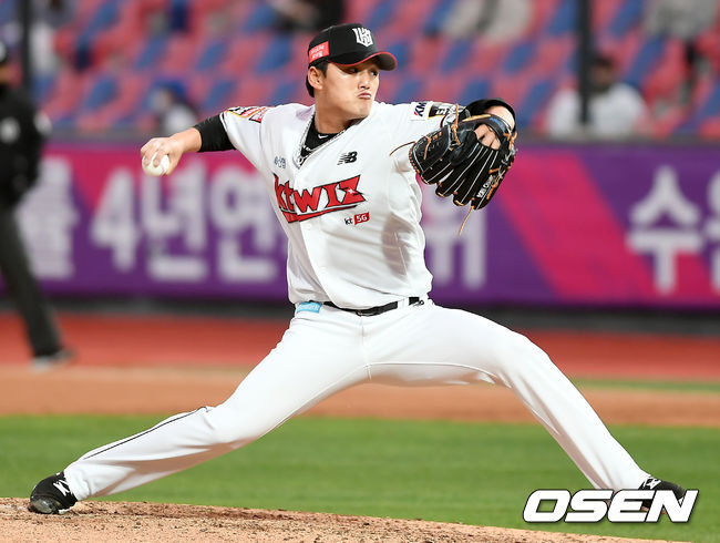 8일 오후 경기도 수원시 수원kt위즈파크에서 ‘2021 신한은행 SOL KBO 리그’ KT 위즈와 NC 다이노스의 경기가 열렸다.6회초 KT 주권이 마운드에 올라 힘차게 공을 뿌리고 있다./ksl0919@osen.co.kr