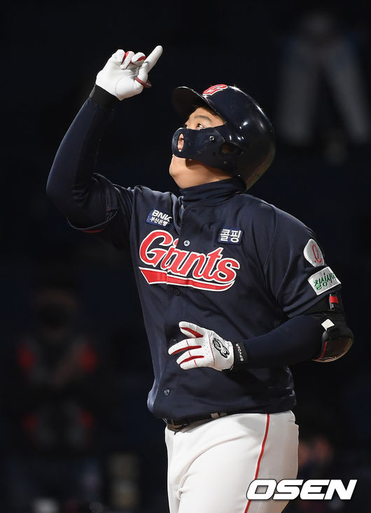 9회초 1사 주자 2,3루 롯데 한동희가 중월 스리런 홈런을 날린 후 그라운드를 돌고 있다./rumi@osen.co.kr