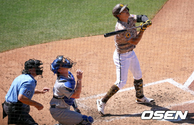[OSEN=샌디에이고, 이사부 통신원] 김하성이 다저스 선발 트레버 바우어의 공을 파울로 걷어내며 타구를 바라보고 있다. / lsboo@osen.co.kr