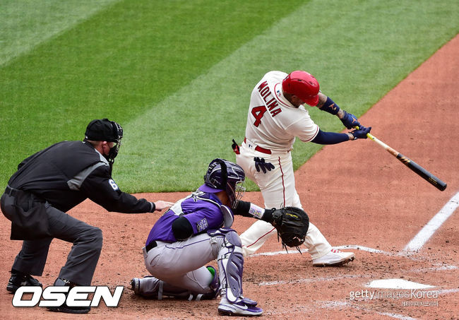 [사진] 야디어 몰리나가 3회 적시타를 치고 있다. ⓒGettyimages(무단전재 및 재배포 금지)