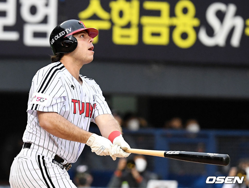 5회말 2사 1,3루에서 LG 라모스가 스리런 홈런을 날리고 타구를 바라보고 있다.  /jpnews@osen.co.kr