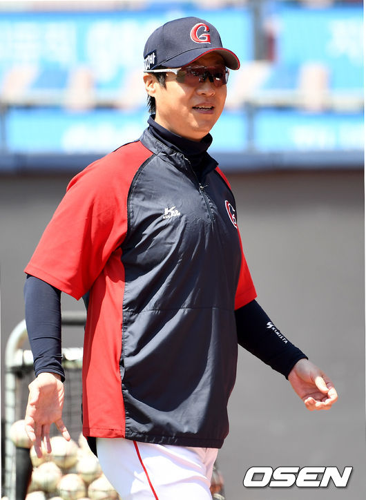 롯데 허문회 감독이 선수들의 훈련을 지켜보고 있다. / dreamer@osen.co.kr