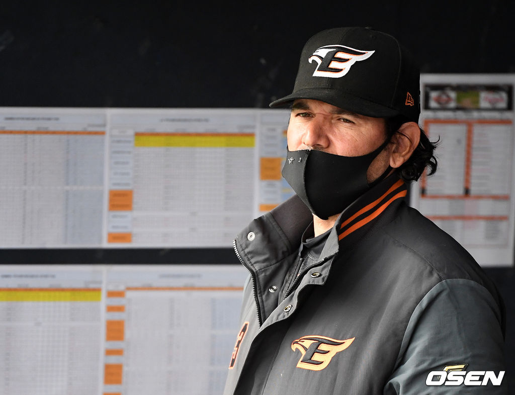 한화 수베로 감독이 경기를 지켜보고 있다.  /jpnews@osen.co.kr