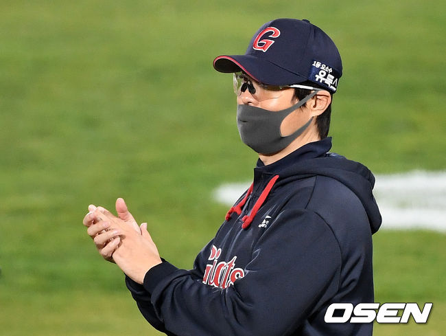 롯데는 16일 부산 사직구장에서 열린 ‘2021 신한은행 SOL KBO리그’ 정규시즌 삼성 라이온즈와의 시즌 첫 번째 맞대결에서 9-3으로 역전승을 거뒀다. 이로써 롯데는 시즌 5승6패를 마크했다. 2연패를 끊었다. 삼성은 6승6패로 승률이 다시 5할로 내려앉았다.경기 종료 후 롯데 허문회 감독이 선수들에게 박수를 보내고 있다. /sunday@osen.co.kr