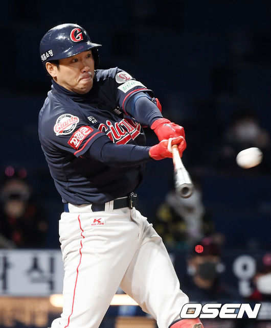 3회초 1사 주자 1, 3루 롯데 전준우가 좌중간 역전 2타점 적시 2루타를 날리고 있다./rumi@osen.co.kr