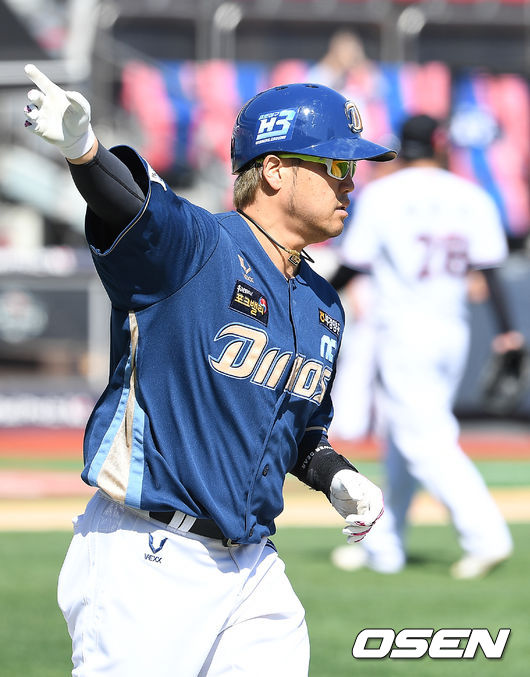 9일 오후 경기도 수원시 수원kt위즈파크에서 ‘2021 신한은행 SOL KBO 리그’ KT 위즈와 NC 다이노스의 DH1 경기가 열렸다.4회초 2사 주자 1,2루 NC 박석민이 중월 스리런 홈런을 날리며 기뻐하고 있다./rumi@osen.co.kr