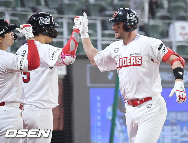 8회초 2사 주자 1루 SSG 로맥이 좌월 투런홈런을 날린 후 홈을 밟고 있다./ rumi@osen.co.kr