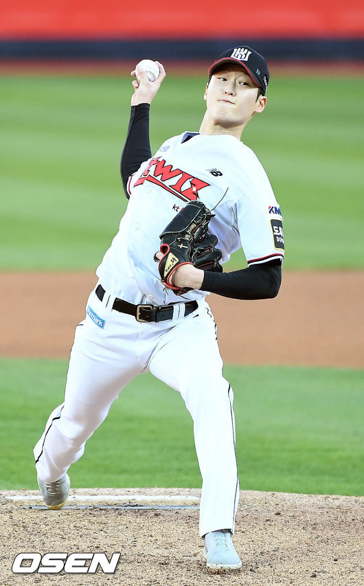 9일 오후 경기도 수원시 수원kt위즈파크에서 ‘2021 신한은행 SOL KBO 리그’ KT 위즈와 NC 다이노스의 DH2 경기가 열렸다.KT 선발 배제성이 마운드 위에서 힘차게 공을 뿌리고 있다./rumi@osen.co.kr