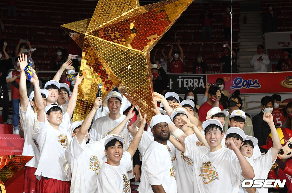 9일 경기도 안양실내체육관에서 열린 ‘2020~2021 현대모비스 프로농구' 챔피언결정전 4차전 안양 KGC 인삼공사와 전주 KCC 이지스의 경기 후 우승을 차지한 KGC 선수들이 우승 세리머니를 펼치고 있다. /sunday@osen.co.kr