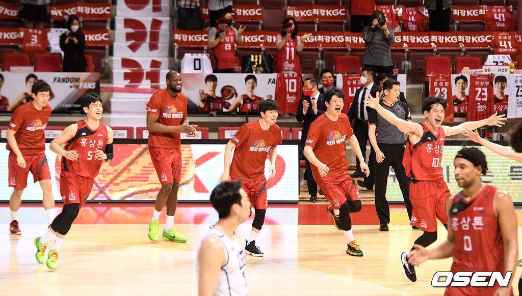 9일 경기도 안양실내체육관에서 열린 ‘2020~2021 현대모비스 프로농구' 챔피언결정전 4차전 안양 KGC 인삼공사와 전주 KCC 이지스의 경기 후 우승을 차지한 KGC 선수들이 코트로 달려 나와 우승의 기쁨을 나누고 있다. /sunday@osen.co.kr