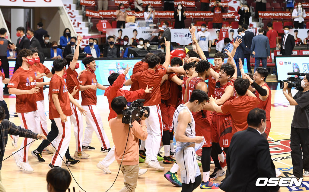 9일 경기도 안양실내체육관에서 열린 ‘2020~2021 현대모비스 프로농구' 챔피언결정전 4차전 안양 KGC 인삼공사와 전주 KCC 이지스의 경기 후 우승을 차지한 KGC 선수들이 코트로 달려 나와 우승의 기쁨을 나누고 있다. /sunday@osen.co.kr