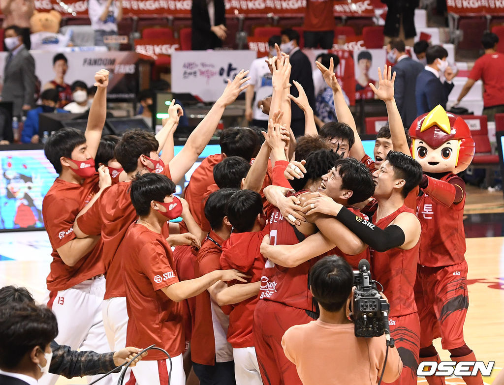 9일 경기도 안양실내체육관에서 열린 ‘2020~2021 현대모비스 프로농구' 챔피언결정전 4차전 안양 KGC 인삼공사와 전주 KCC 이지스의 경기 후 우승을 차지한 KGC 선수들이 코트로 달려 나와 우승의 기쁨을 나누고 있다. /sunday@osen.co.kr