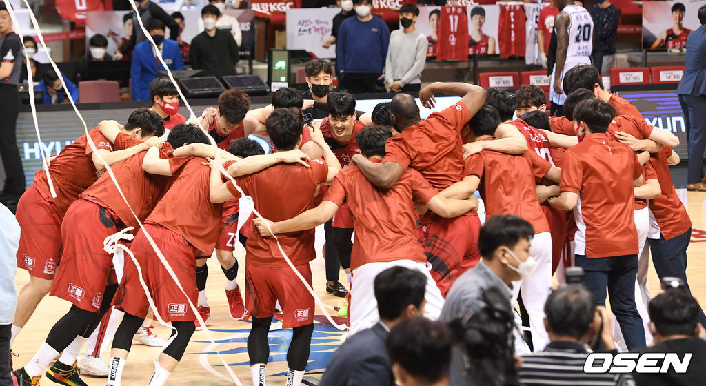 9일 경기도 안양실내체육관에서 열린 ‘2020~2021 현대모비스 프로농구' 챔피언결정전 4차전 안양 KGC 인삼공사와 전주 KCC 이지스의 경기 후 우승을 차지한 KGC 선수들이 코트로 달려 나와 우승의 기쁨을 나누고 있다. /sunday@osen.co.kr