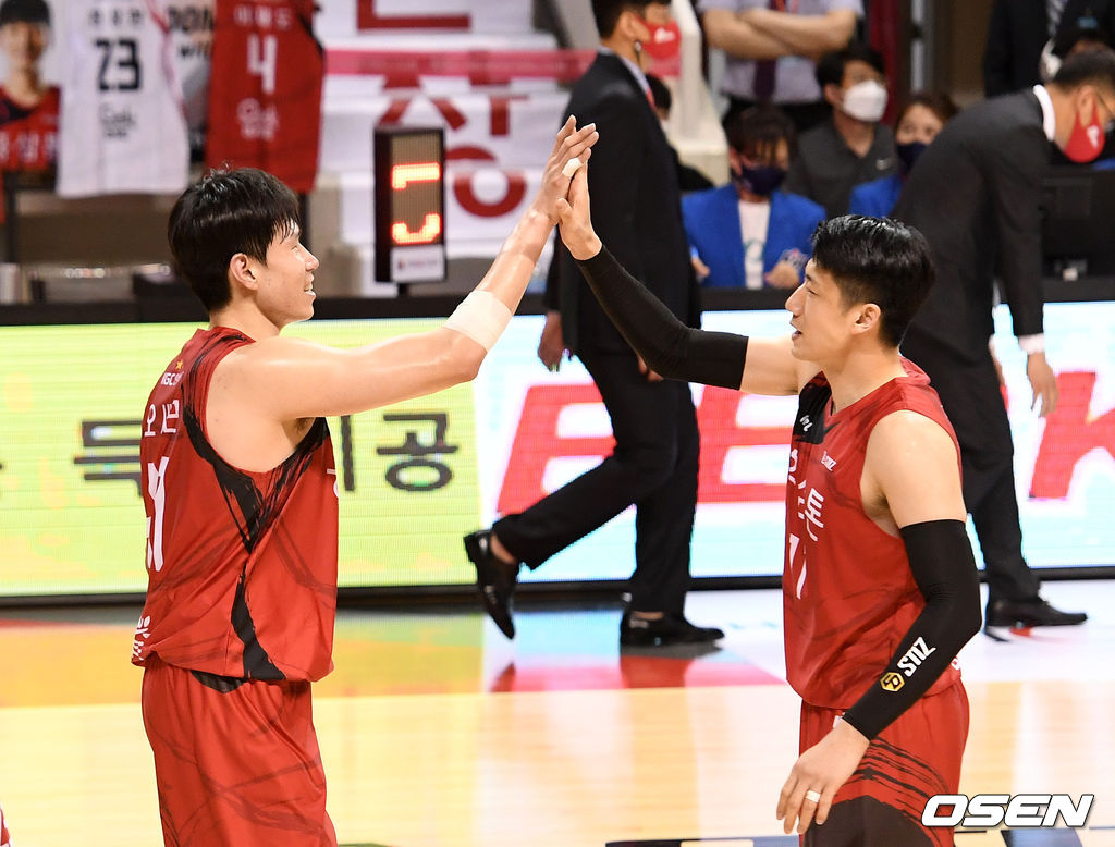 9일 경기도 안양실내체육관에서 열린 ‘2020~2021 현대모비스 프로농구' 챔피언결정전 4차전 안양 KGC 인삼공사와 전주 KCC 이지스의 경기 후 우승을 차지한 KGC 오세근과 양희종이 우승의 기쁨을 나누고 있다. /sunday@osen.co.kr