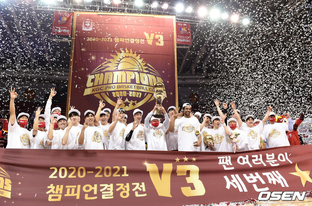 9일 경기도 안양실내체육관에서 열린 ‘2020~2021 현대모비스 프로농구' 챔피언결정전 4차전 안양 KGC 인삼공사와 전주 KCC 이지스의 경기 후 우승을 차지한 KGC 선수들이 우승 세리머니를 하고 있다. /sunday@osen.co.kr