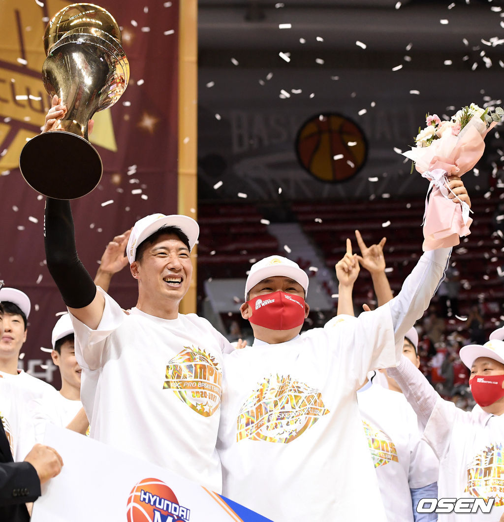 9일 경기도 안양실내체육관에서 열린 ‘2020~2021 현대모비스 프로농구' 챔피언결정전 4차전 안양 KGC 인삼공사와 전주 KCC 이지스의 경기 후 우승을 차지한 KGC 주장 양희종과 김승기 감독이 우승 세리머니를 하고 있다. /sunday@osen.co.kr