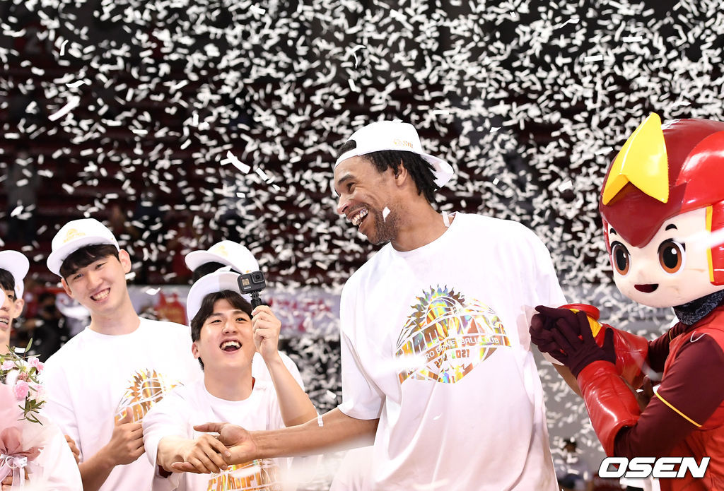 9일 경기도 안양실내체육관에서 열린 ‘2020~2021 현대모비스 프로농구' 챔피언결정전 4차전 안양 KGC 인삼공사와 전주 KCC 이지스의 경기 후 MVP를 차지한 KGC 설린저가 동료들의 축하를 받고 있다. /sunday@osen.co.kr