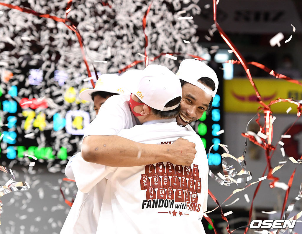9일 경기도 안양실내체육관에서 열린 ‘2020~2021 현대모비스 프로농구' 챔피언결정전 4차전 안양 KGC 인삼공사와 전주 KCC 이지스의 경기 후 MVP를 차지한 KGC 설린저가 김승기 감독의 축하를 받고 있다. /sunday@osen.co.kr