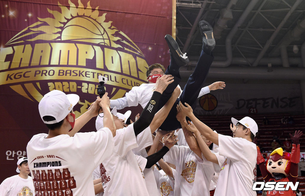 9일 경기도 안양실내체육관에서 열린 ‘2020~2021 현대모비스 프로농구' 챔피언결정전 4차전 안양 KGC 인삼공사와 전주 KCC 이지스의 경기 후 MVP를 차지한 KGC 김승기 감독이 선수들에게 헹가래를 받고 있다. /sunday@osen.co.kr